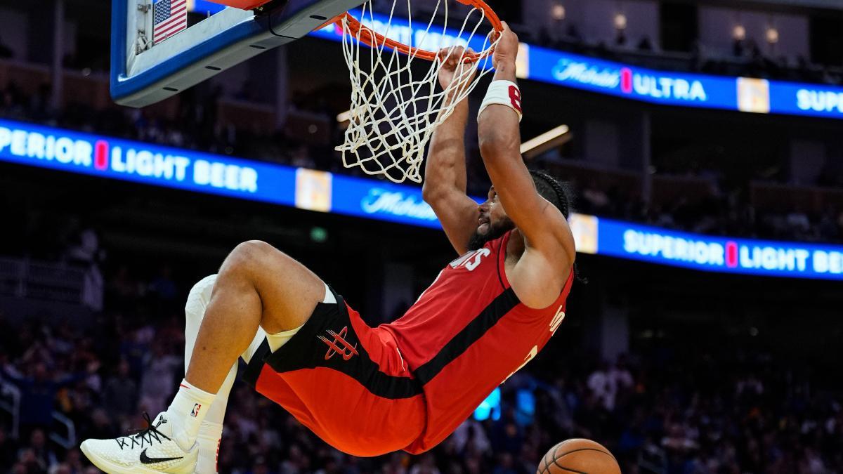 Dillon Brooks, de Houston Rockets, realizando un mate