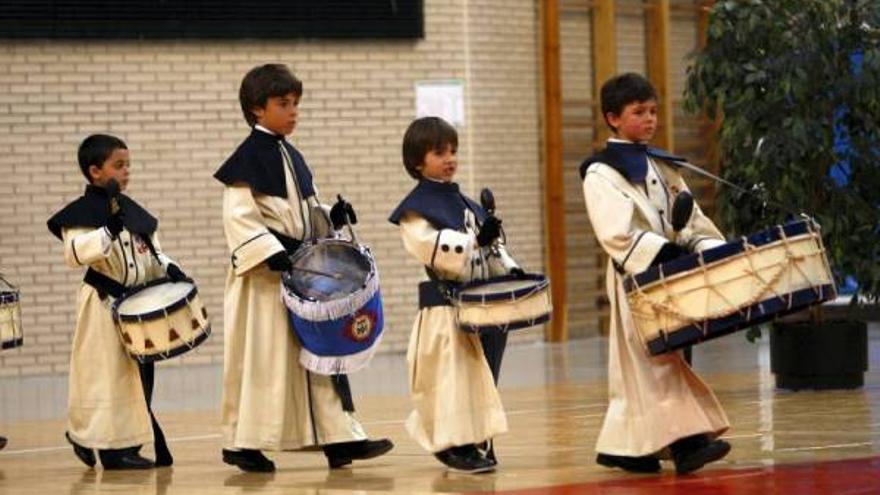 Niño sosteniendo baquetas sobre un tambor en procesión durante la Semana  Santa, España Fotografía de stock - Alamy