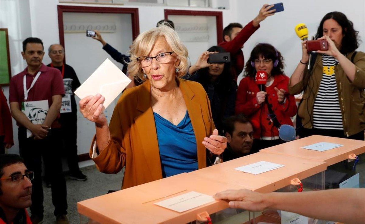 Carmena vota en el IES Conde de Orgaz de Madrid