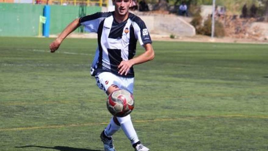 Álex Cuenca controla el esférico durante un partido de esta temporada.