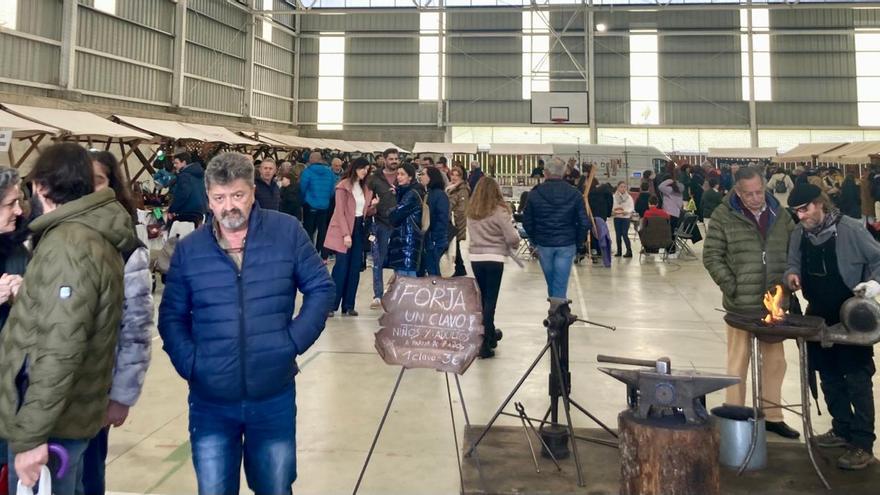 Santalla disfruta de su feria de artesanía que se muda al polideportivo para esquivar la lluvia