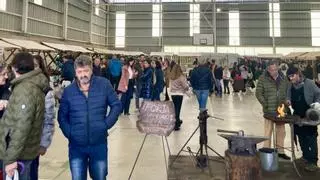 Santalla disfruta de su feria de artesanía que se muda al polideportivo para esquivar la lluvia