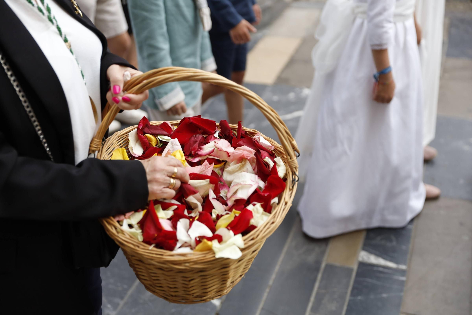 Pétalos, incienso, niños... así fue la procesión del Corpus Christi en Gijón (en imágenes)