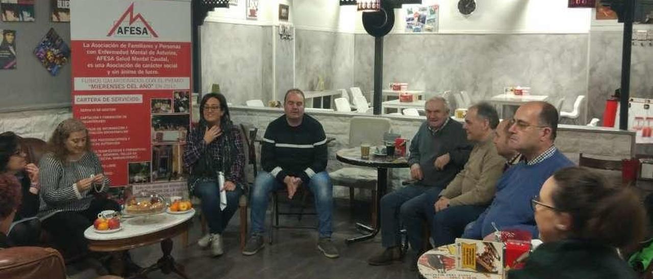 La exjueza Pilar Torres, segunda por la izquierda, en el desayuno saludable celebrado en La Vida Loca, en Mieres.