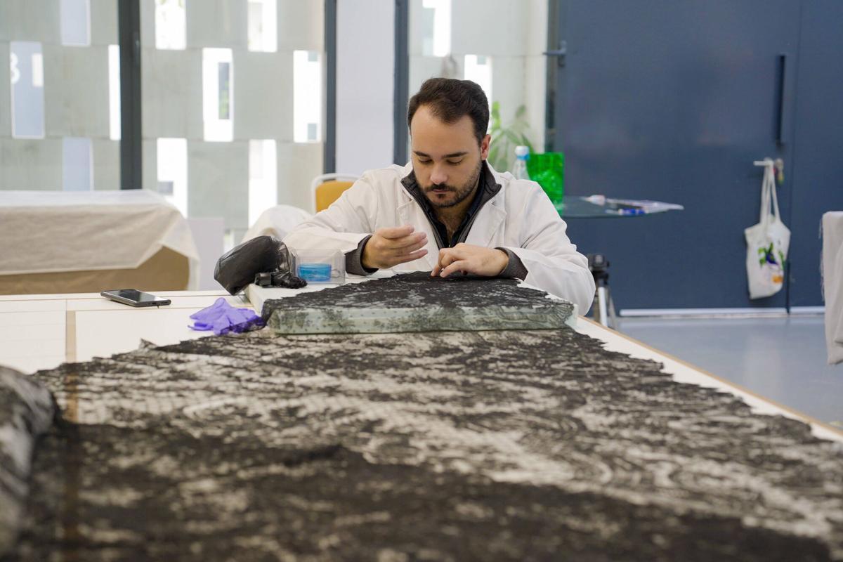 Taller de CYRTA, especialistas en la restauración de tejidos.