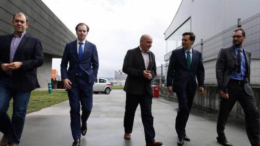 Por la izquierda, Luis Ramón Fernández Huerga, portavoz municipal del PSOE; Francisco Delgado, director general de Innovación; Nicolás de Abajo, director de Innovación de Arcelor; Francisco Blanco, consejero de Economía y Empleo, e Íñigo Felgueroso, director de la Fundación ITMA, junto al edificio.