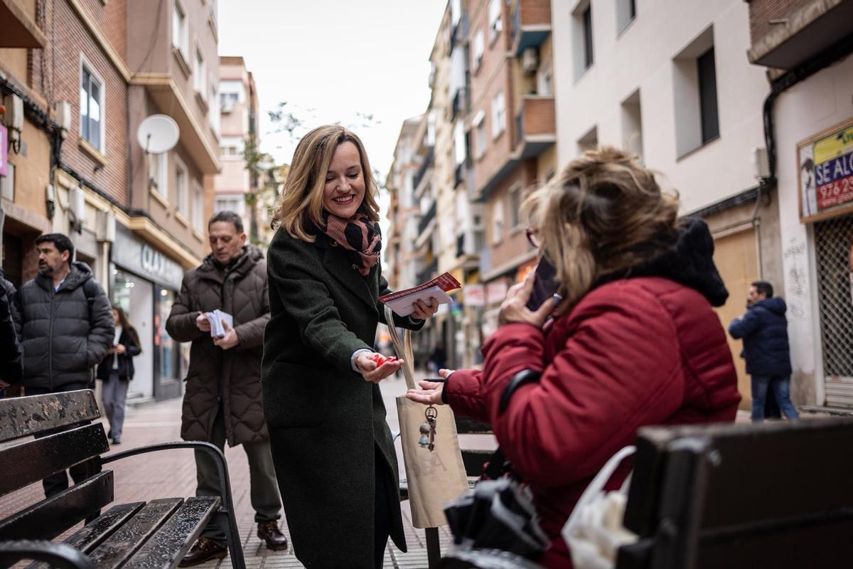 Alegría, este lunes en la calle Delicias, repartiendo merchandising del PSOE entre los vecinos.