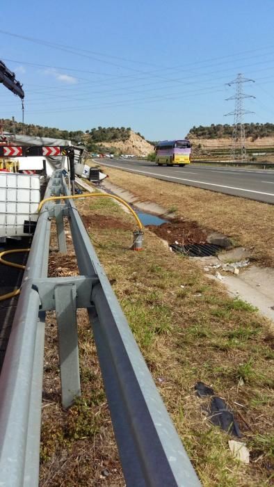 Imágenes del camión cargado con sosa caústica y accidentado hoy en la AP-7, a la altura de Sagunt.