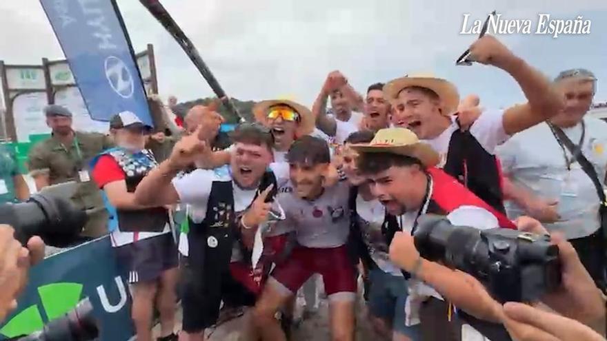 VÍDEO: Locura en Ribadesella con el triunfo en un sprint final de infarto de Walter Bouzán y Bertín Llera