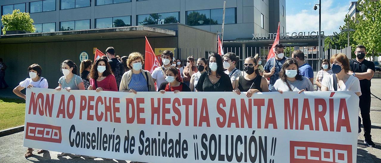 Trabajadores de Hestia Santa María se manifestaron ayer a las puertas del edificio de la Xunta en Campolongo. |   // RAFA VÁZQUEZ