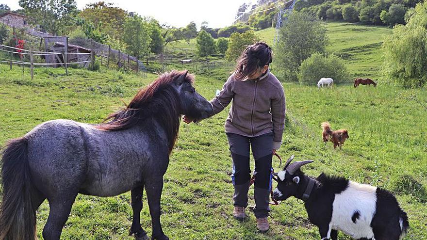 La propietaria de la finca, con algunos animales. | Á. F.