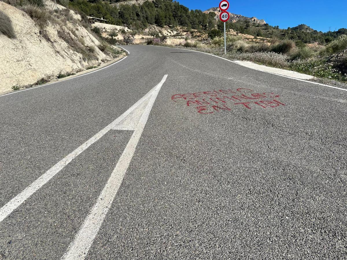 Pintada en la zona donde dispararon a la gata en Tibi.
