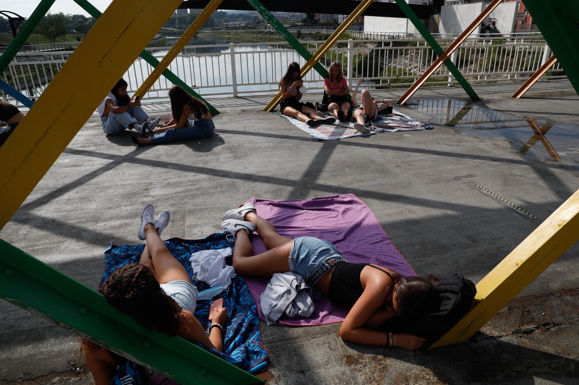 Las fans de Aitana duermen en la calle para ser las primeras en entrar al concierto en Avilés