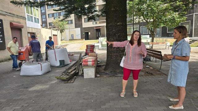 Araceli Gestido y Sagrario Martínez, en la Plaza de Andrea.