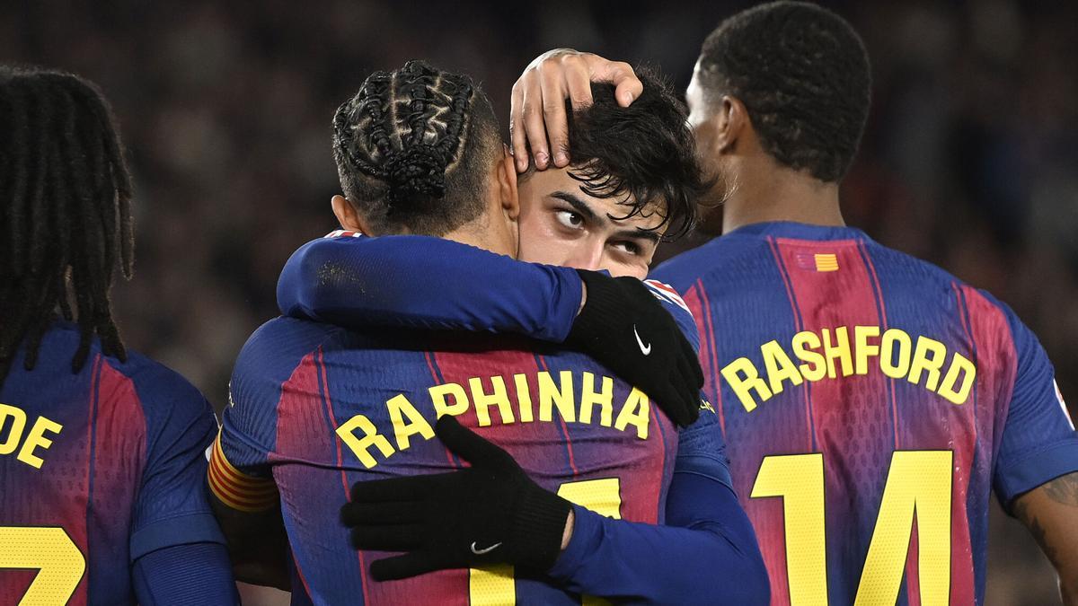 Raphinha celebrando con Pedri tras anotar el primer gol azulgrana durante el partido de liga entre el FC Barcelona y el Osasuna en el Camp Nou.