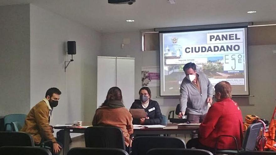 Una de las reuniones del Panel Ciudadano Ecoeje, en La Orotava.