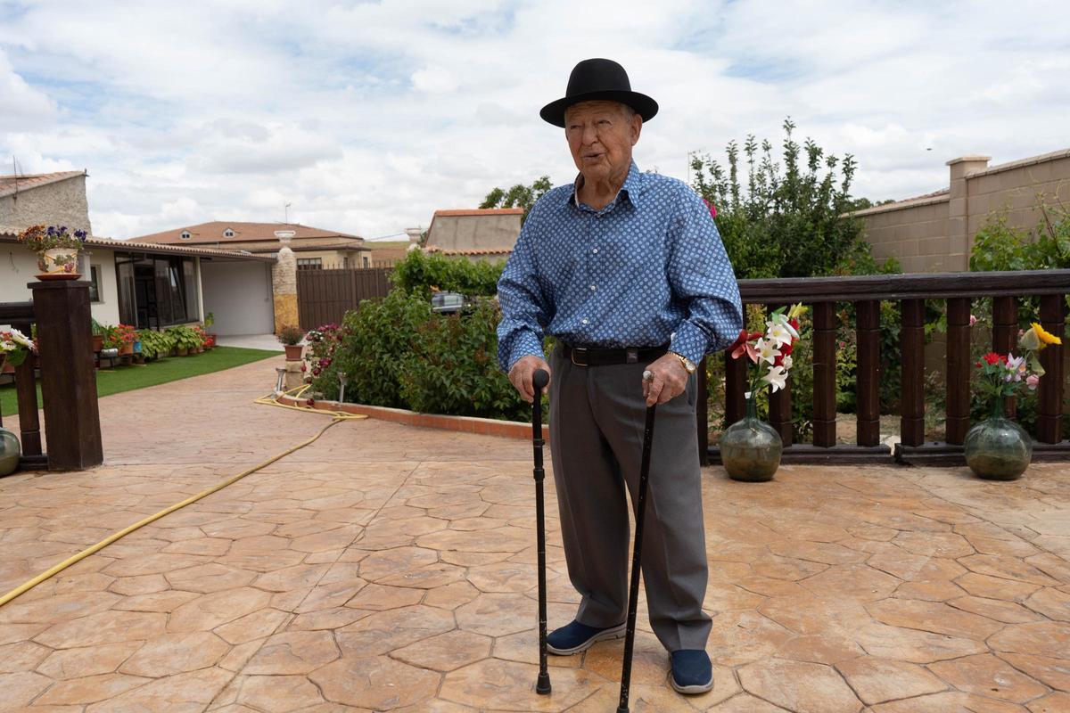 Enrique Prieto Nieto, en su jardín.