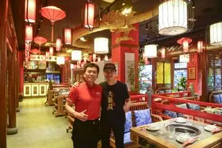 El restaurante de A Coruña elegido para rodar la nueva temporada de ‘Clanes’ de Netflix: "Buscaban un lugar que recordase a China"