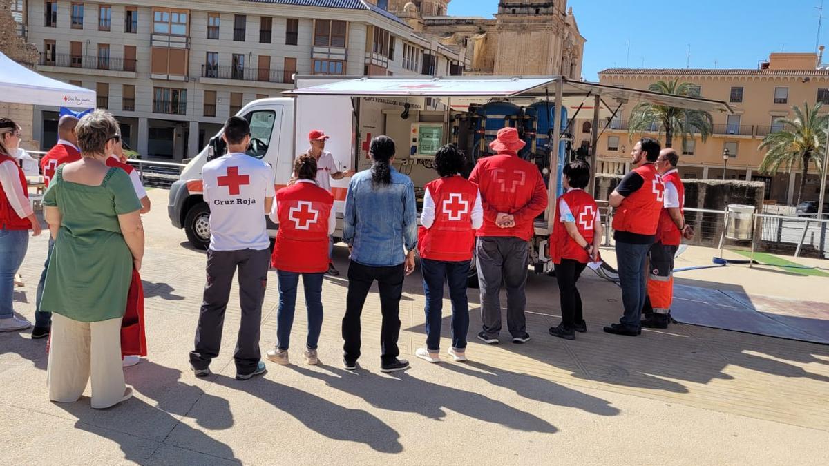 Un momento de la actividad de Cruz Roja, con una explicación sobre las potabilizadoras
