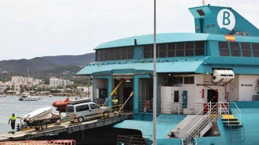 Embarque de vehículos en el puerto de Sant Antoni.