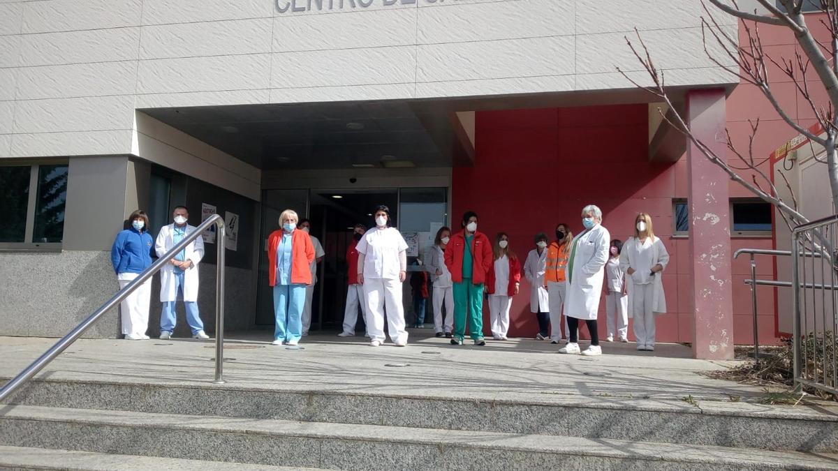 Concentración de sanitarios en el centro de salud de Sanabria