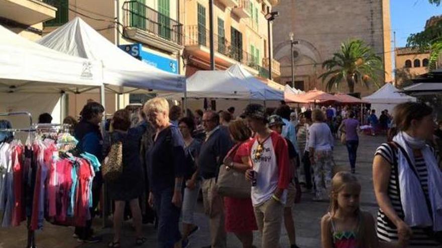 &#039;Fira d&#039;Estocs&#039; en pleno centro de Santanyí