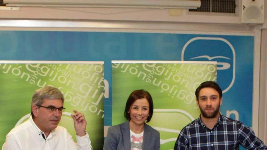 De izquierda a derecha, Mariano Marín, Ángeles Fernández-Ahúja y Andrés Ruiz, ayer, en la sede del PP de Gijón.