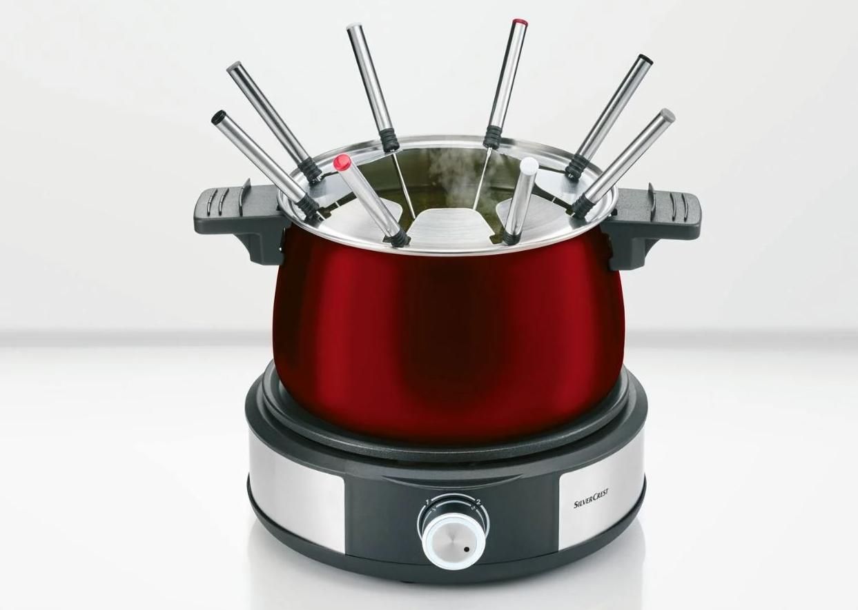 La fondue eléctrica de Lidl está disponible en dos colores: acero inoxidable y rojo.