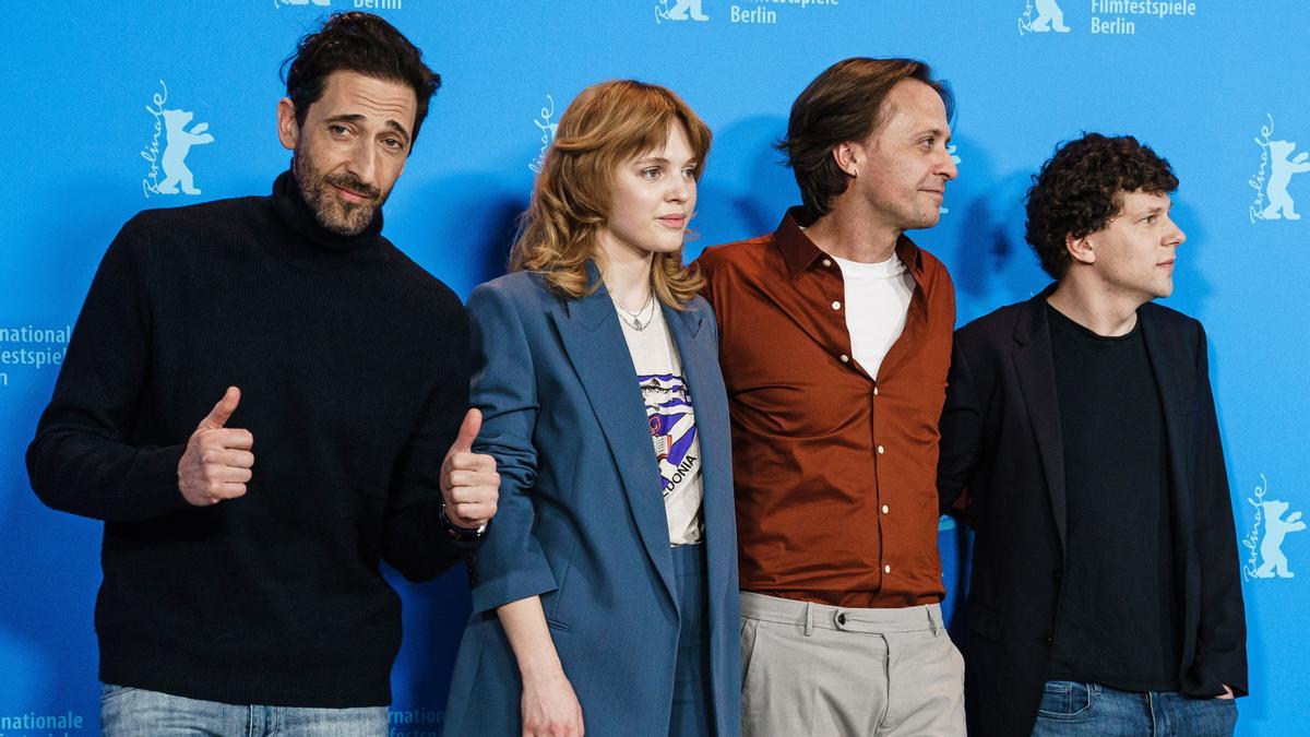 Berlin (Germany), 18/02/2023.- (L-R) Actors Adrien Brody, Odessa Young, director and screenwriter John Trengove, and actor Jesse Eisenberg pose at the photocall for the movie 'Manodrome' during the 73rd Berlin International Film Festival 'Berlinale' in Berlin, Germany, 18 February 2023. The in-person event runs from 16 to 26 February 2023. (Cine, Alemania, Roma) EFE/EPA/CLEMENS BILAN