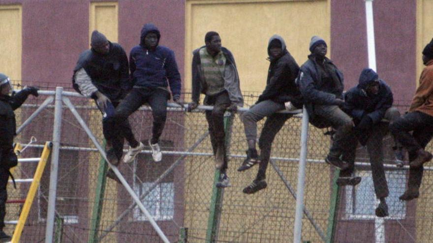 Una veintena de inmigrantes continúan subidos a la valla de Melilla