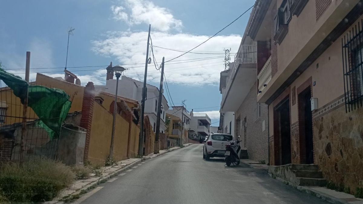 La cuesta de la calle El Oboe, a la mitad. Los vecinos se quejan de que ahora deben cargar con la basura por ella.