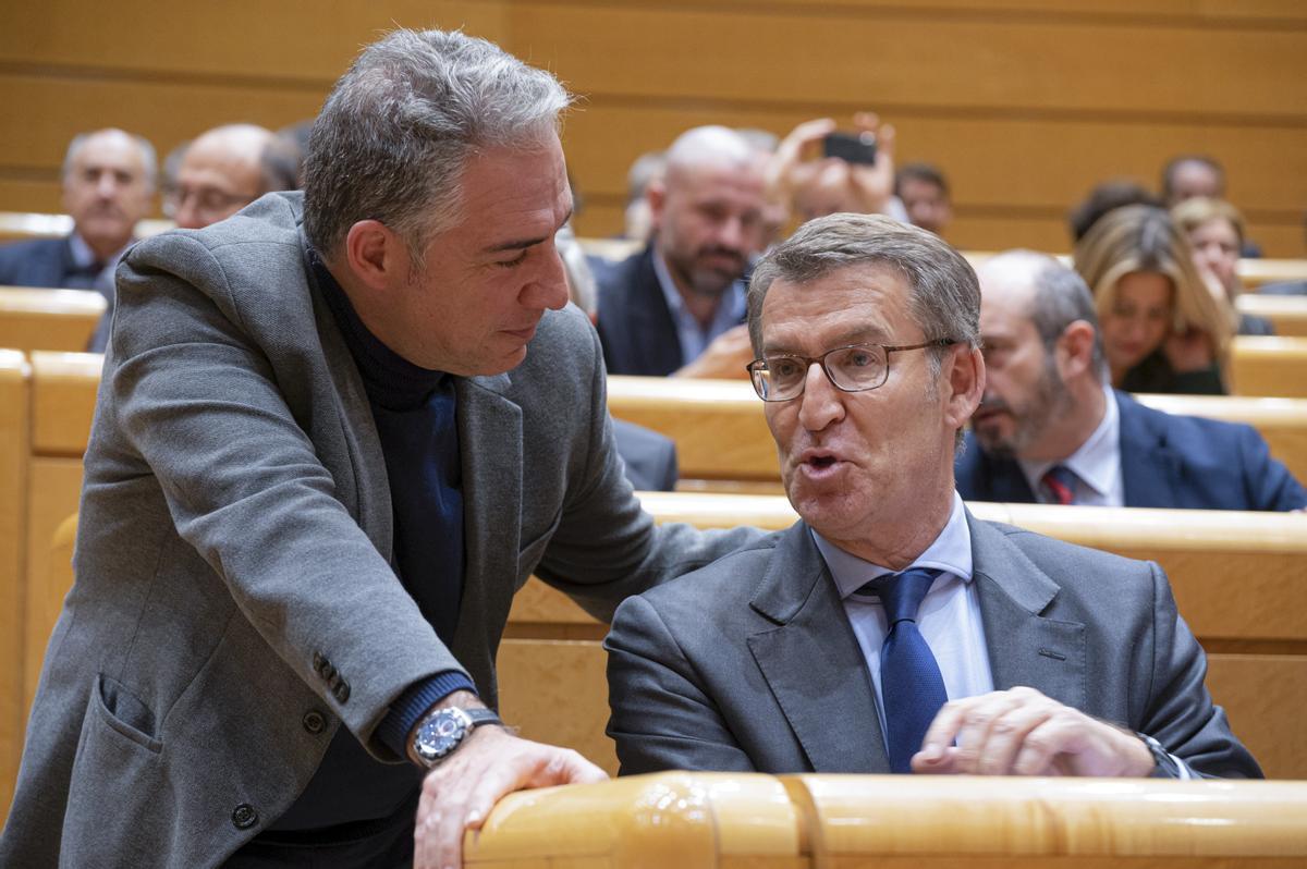 El líder del PP, Alberto Núñez Feijóo, y el coordinador general del partido en Andalucía, Elías Bendodo, en el Senado.