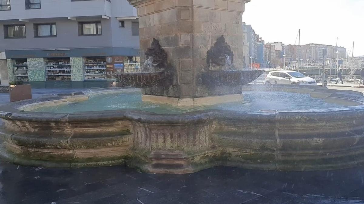 Domingo de fuertes vientos en Gijón