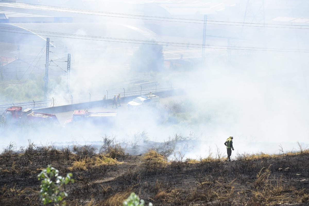 Los bomberos sofocan un incendio en As Rañas