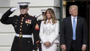 Donald Trump  y su esposa, Melania, esperan la llegada del primer ministro israeli  Benjamin Netanyahu y de su mujer, Sara, en la Casa Blanca, el 15 de febrero. 