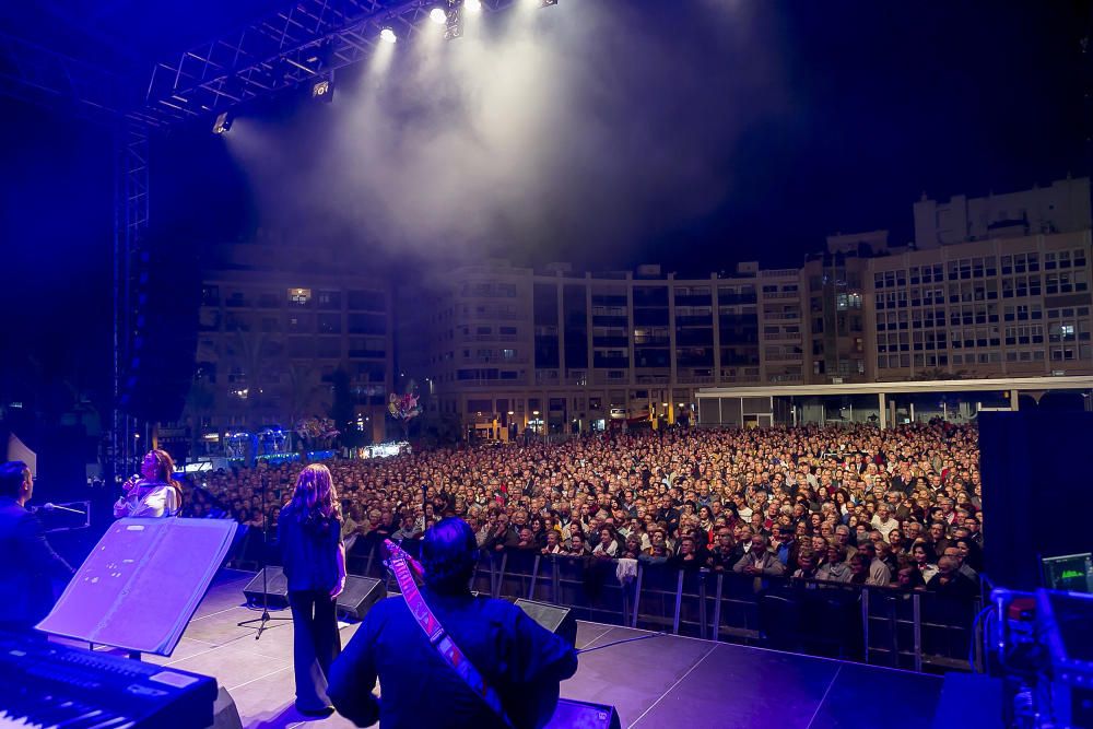 Ambiente nocturno en las fiestas de Benidorm