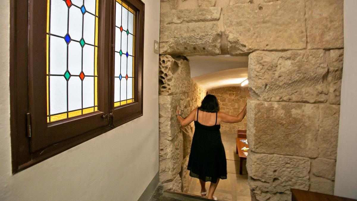 Cristina Lloré en el pasillo que separa las dos murallas romanas de Barcelona