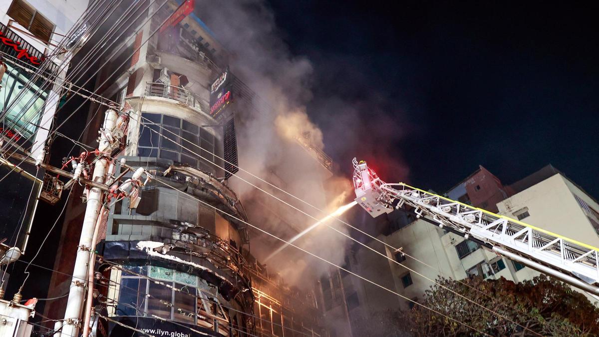 Al menos 44 muertos en el incendio de un edificio comercial en Dacca (Bangladesh)