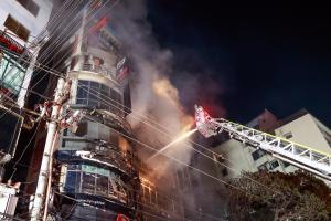 Al menos 44 muertos en el incendio de un edificio comercial en Dacca (Bangladesh)