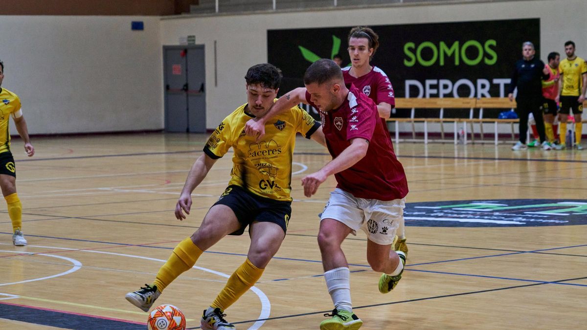 Jugada de un partido del Cáceres Universidad esta temporada.