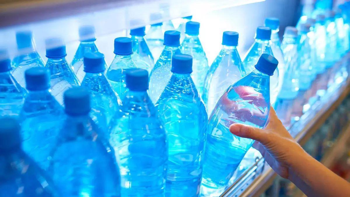 Agua embotellada, un negocio que perjudica al planeta.