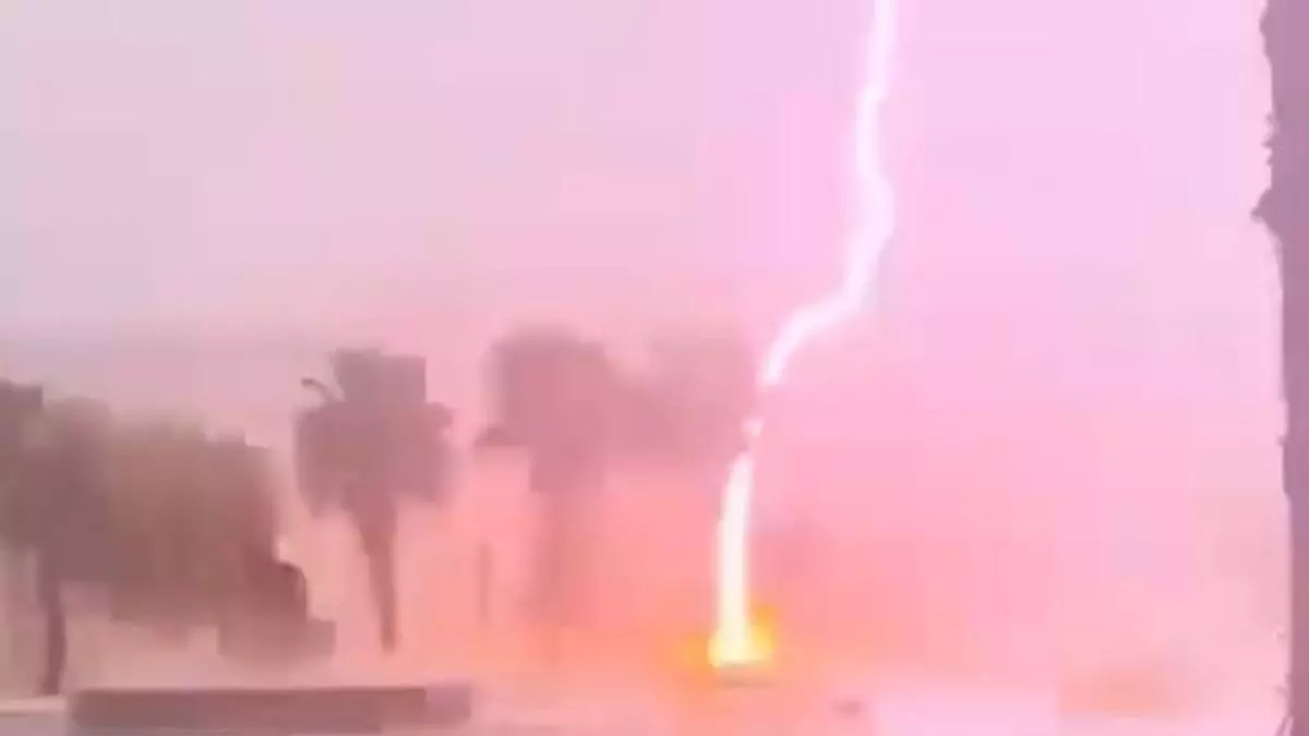 Brutal impacto de un rayo en Rojales