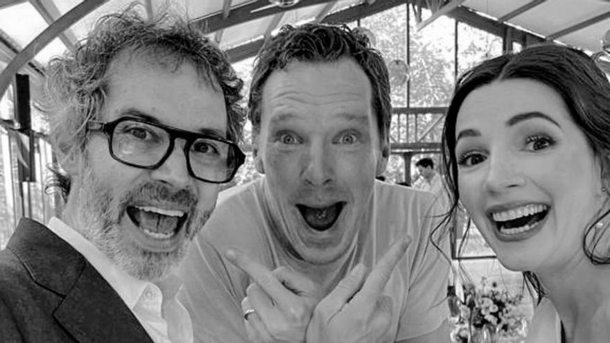 Los novios posan con Benedict Cumberbatch, actor británico y gran amigo de Rhodes.