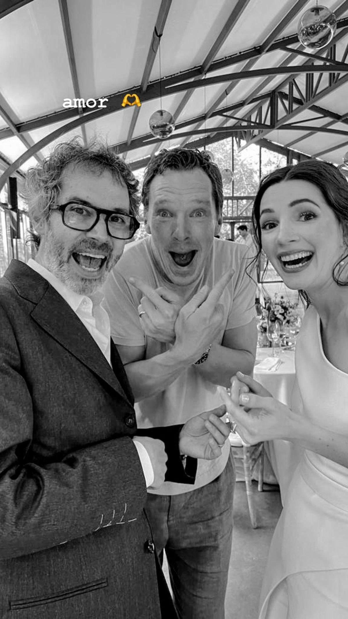 Los novios posan con Benedict Cumberbatch, actor británico y gran amigo de Rhodes.