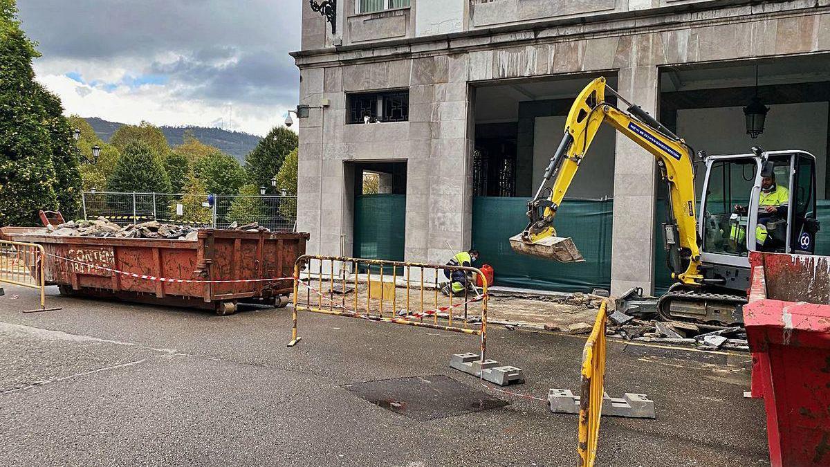 El Ayuntamiento renueva las aceras de baldosa de la plaza de España