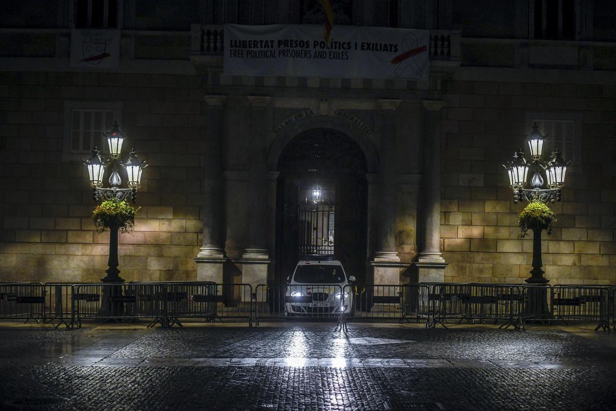 Un coche de los Mossos dEsquadra, en la puerta del Palau de la Generalitat, en Barcelona.