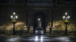 Un coche de los Mossos dEsquadra, en la puerta del Palau de la Generalitat, en Barcelona.