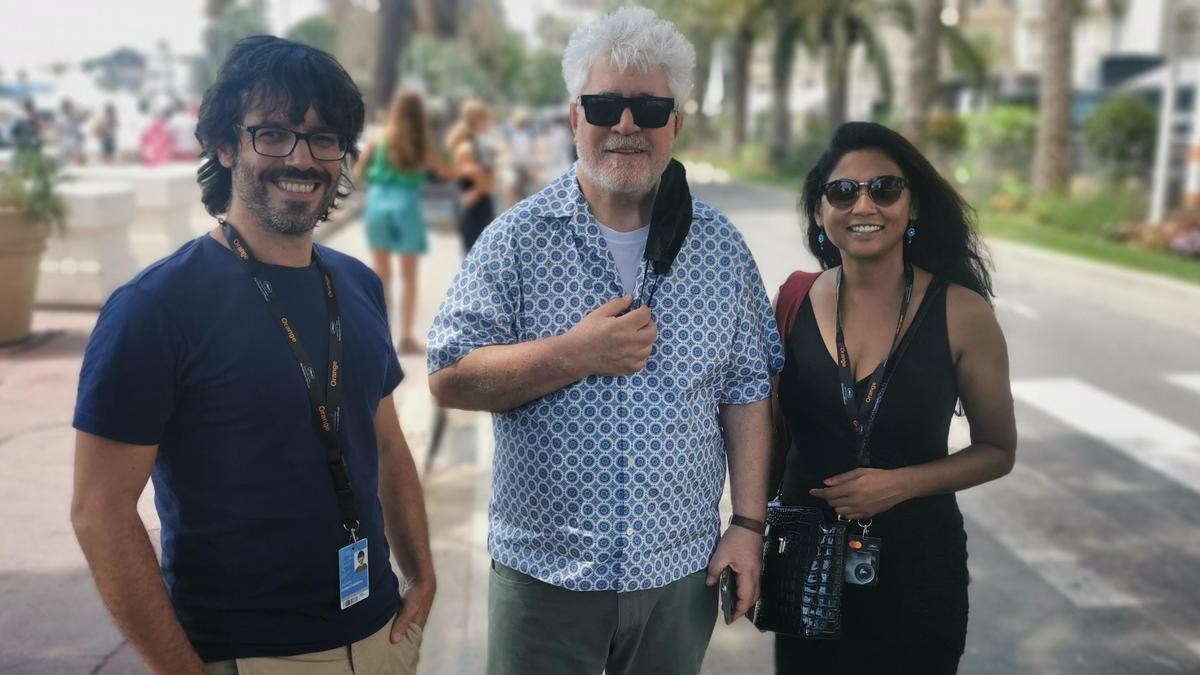 Alejandro Cortés, en el Festival de Cannes, junto a Pedro Almódovar y Usha Jadhav.