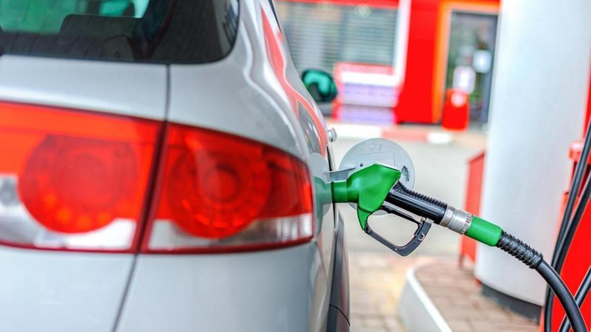 Un coche reposta en una gasolinera.