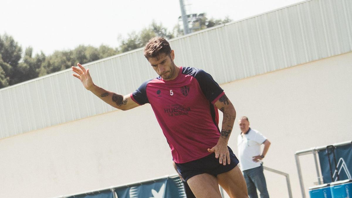Iñigo Piña, durante el último entrenamiento en Huesca.
